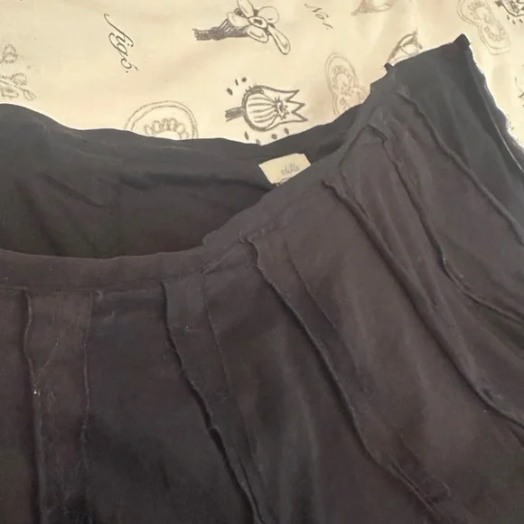 Elegant Black Skirt - Picture 3 of 4